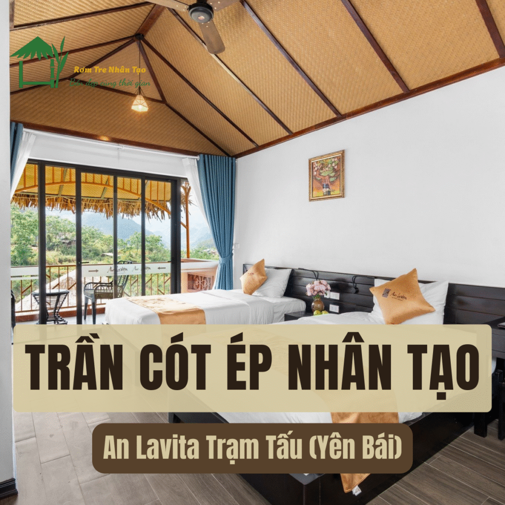 Cót Ép Nhân Tạo 12 ội thất phòng ngủ tại An Lavita Trạm Tấu (Yên Bái) với trần nhà làm từ cót ép nhân tạo, hai giường đơn, cửa kính lớn nhìn ra thiên nhiên và rèm cửa màu xanh dương.