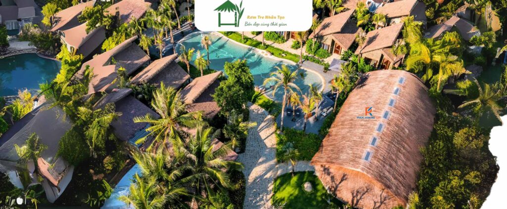 Mái Lá Nhân Tạo Bền Đẹp Cho Công Trình APEC Mũi Né 2025 9 Khu nghỉ dưỡng sử dụng đồng bộ mái lá nhân tạo, tạo nên không gian mộc mạc, xanh mát và đậm chất bản địa.