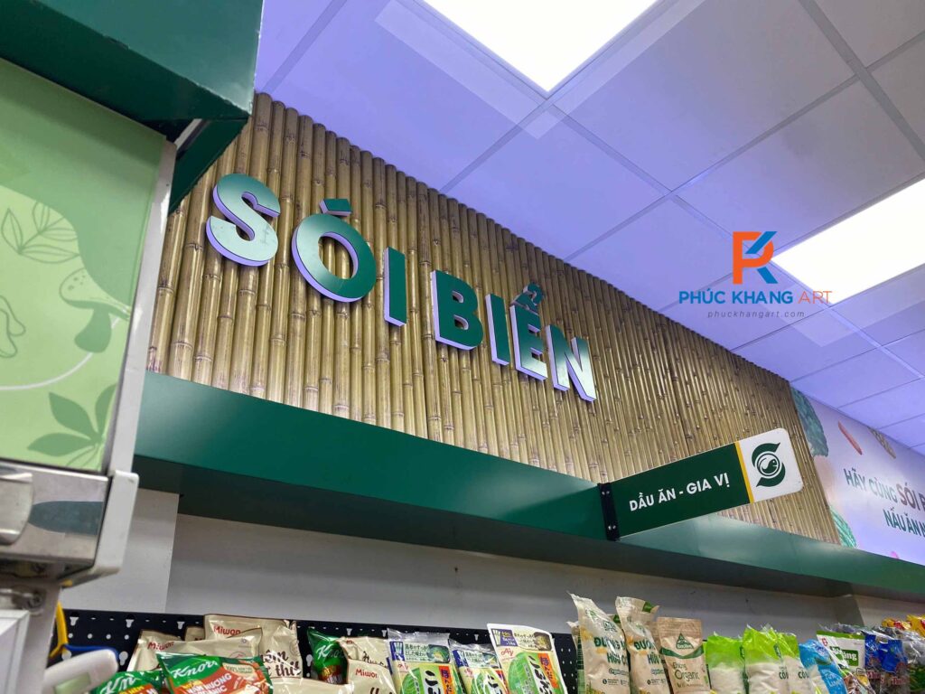 10 Lợi Ích Vượt Trội Của Tre Nhựa – Vật Liệu Thay Thế Hoàn Hảo Cho Tre Tự Nhiên 1 Biển hiệu quán cà phê trang trí bằng ốp tre nhựa nhân tạo.