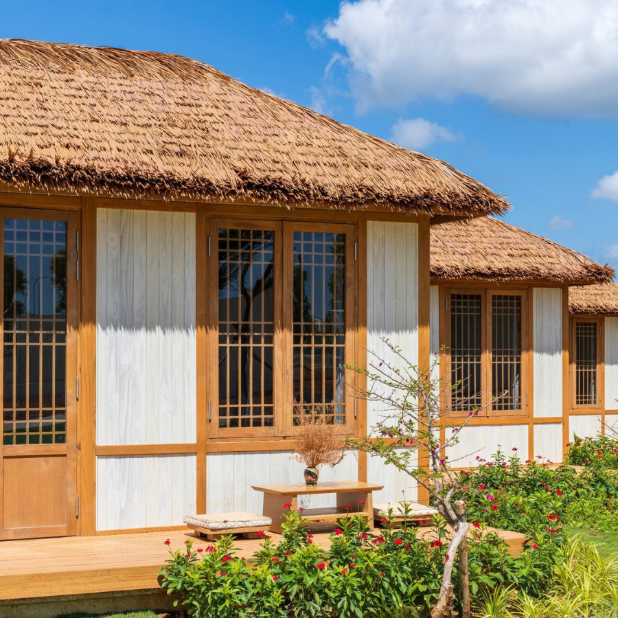 Chi tiết mái rơm nhân tạo và mặt đứng tường tre trong kiến trúc sinh thái