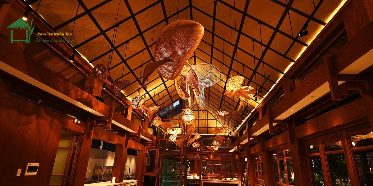 Cót Ép Nhân Tạo Trang Trí Cho Nhà Hàng, Resort, Quán Cafe Sân Vườn – Lựa Chọn Hoàn Hảo Mang Phong Cách Mộc Mạc Và Bền Bỉ Nhất 2025 7 Trần cót ép nhân tọa trang trí nhà hàng