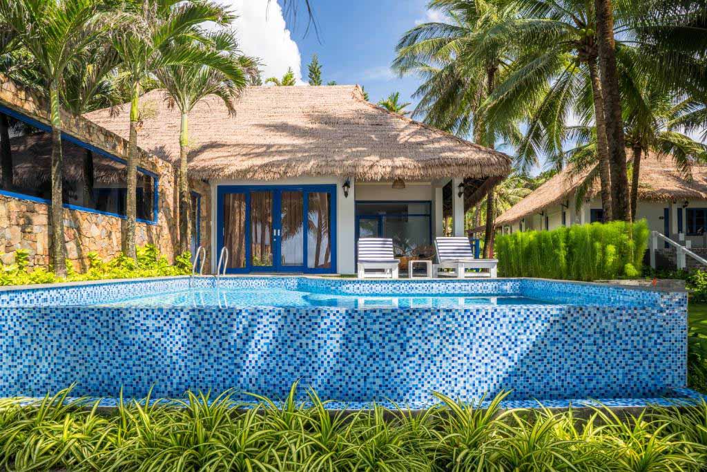 L’AZURE RESORT & SPA VÀ MÁI RƠM NHÂN TẠO | RƠM NHỰA NHÂN TẠO TẠI PHÚ QUỐC 2025 5 Lợp mái lá nhân tạo cực kì tự nhiên