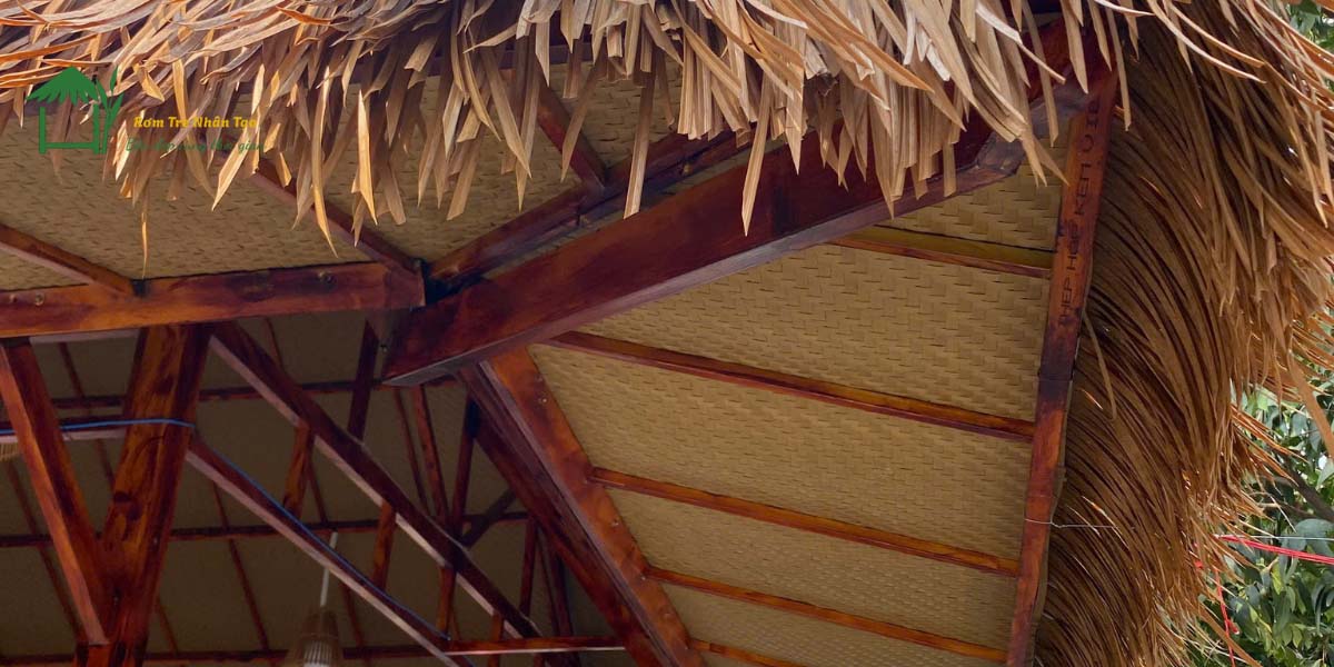 Cót Ép Nhân Tạo Trang Trí Cho Nhà Hàng, Resort, Quán Cafe Sân Vườn – Lựa Chọn Hoàn Hảo Mang Phong Cách Mộc Mạc Và Bền Bỉ Nhất 2025 10 Trần cót ép nhân tạo kết hợp với mái rơm nhân tạo