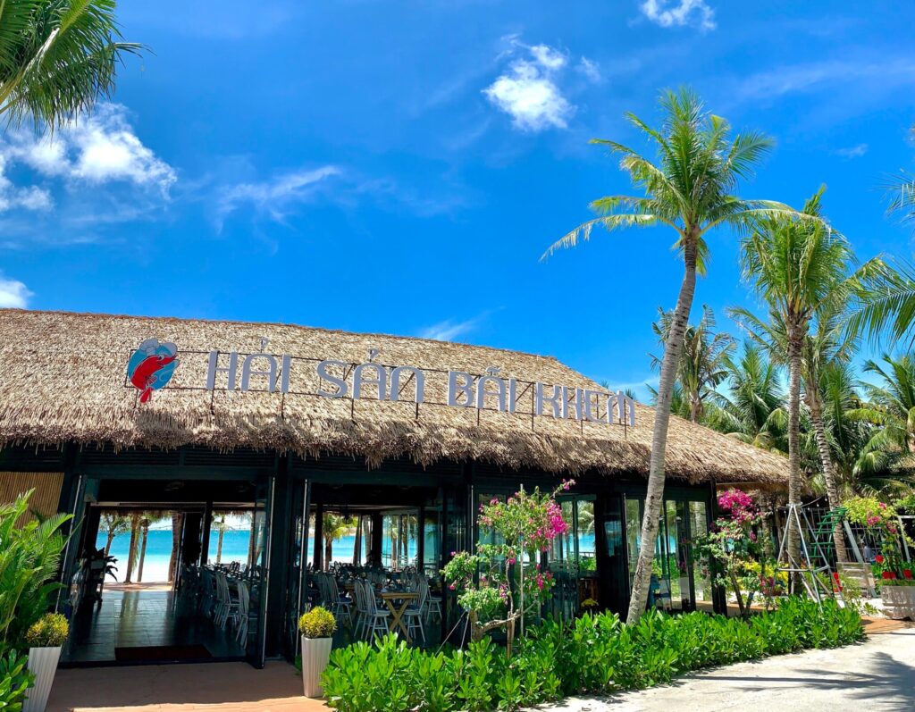 Top 3 Điểm Đặc Biệt Của Ann Seafood Restaurant Với Mái Rơm Nhân Tạo 5 Mặt tiền Ann Seafood Restaurant tại khu du lịch biển
