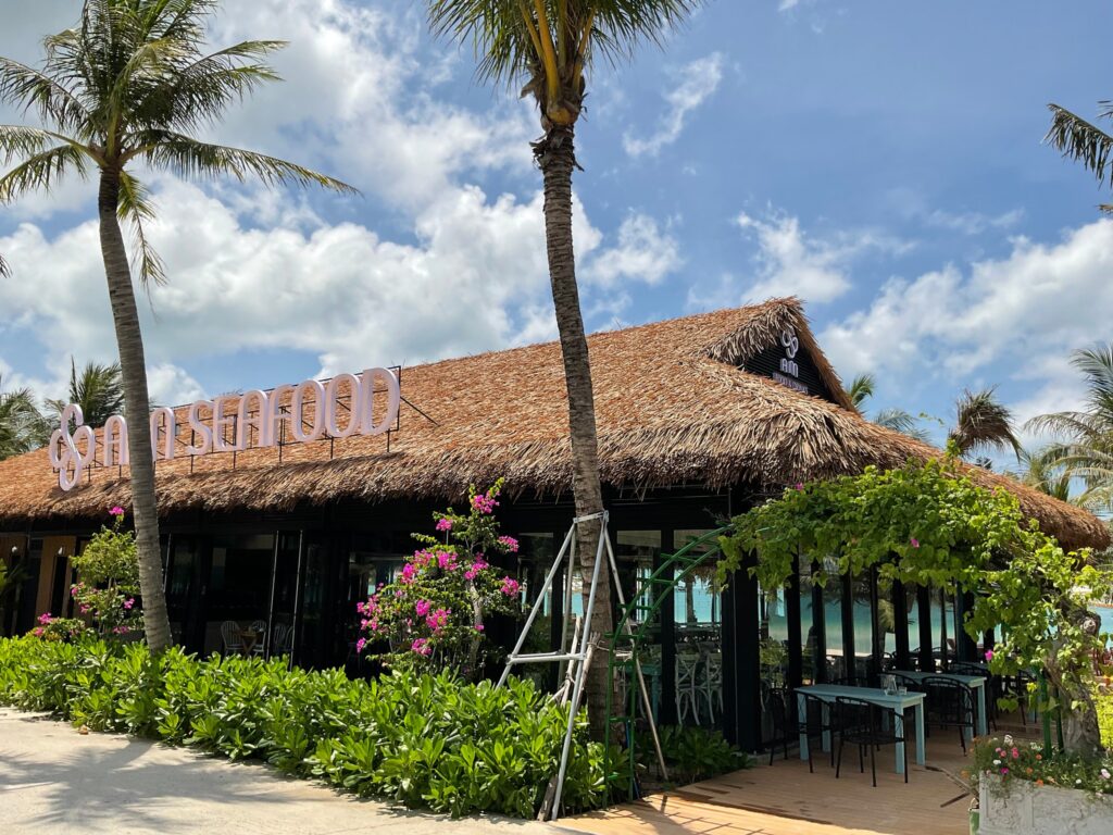 Top 3 Điểm Đặc Biệt Của Ann Seafood Restaurant Với Mái Rơm Nhân Tạo 2 Không gian bên ngoài nhà hàng Ann Seafood với mái rơm nhân tạo và cảnh quan nhiệt đới
