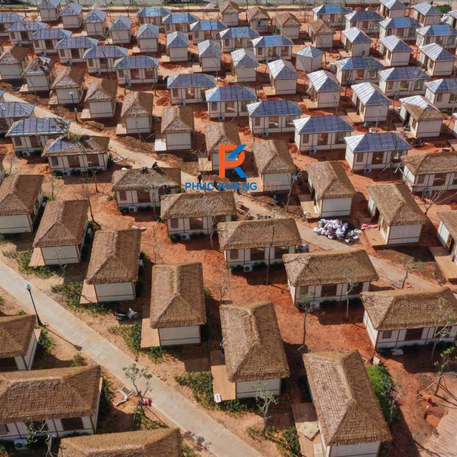Lợp mái rơm nhân tạo cho dãy bungalow tại KTown Resort