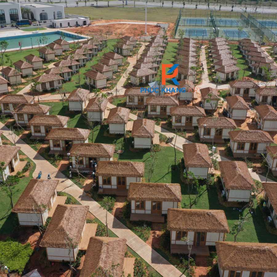 300 căn bungalow mái rơm nhân tạo tại KTown Resort