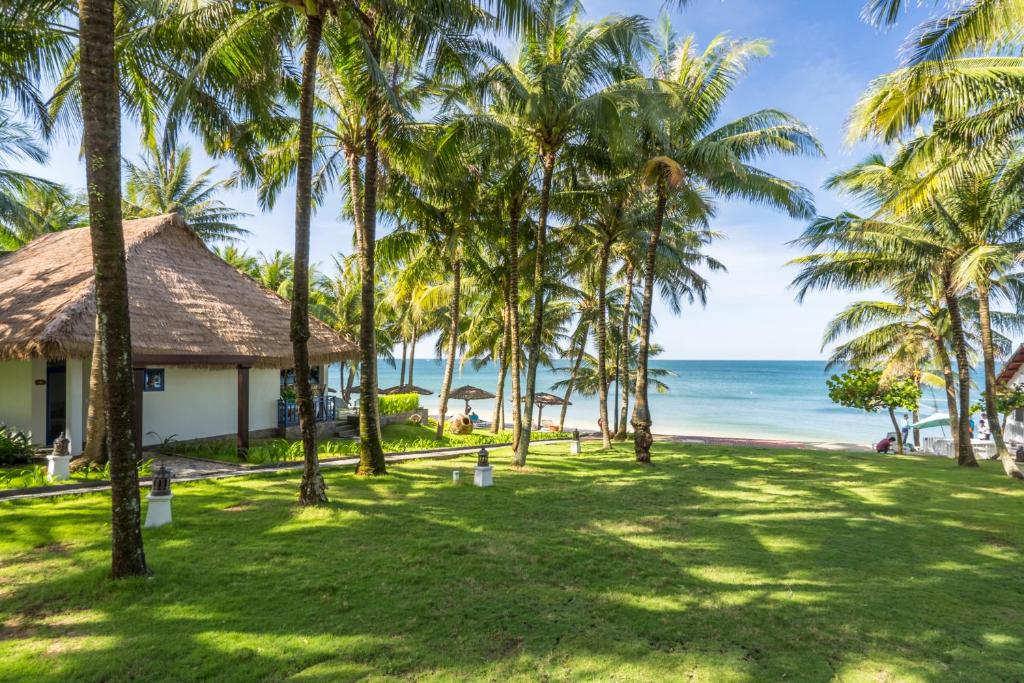 L’AZURE RESORT & SPA VÀ MÁI RƠM NHÂN TẠO | RƠM NHỰA NHÂN TẠO TẠI PHÚ QUỐC 2025 10 Không gian checkin tại resort