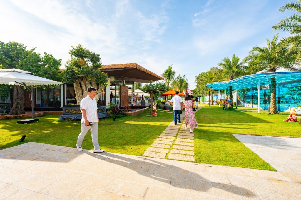 Rơm Nhân Tạo 2025 Mái Lá Ấn Tượng Cho Apple House & Coffee – Bà Rịa 5 Cót ép nhân tạo (hay còn gọi là mành cót ép nhân tạo) là vật liệu được sản xuất từ nhựa tổng hợp cao cấp, mô phỏng hoa văn và cấu trúc đan lát truyền thống như tre, nứa. Bề mặt cót được thiết kế giống như các mắt đan thật, nhưng khắc phục hoàn toàn nhược điểm của vật liệu tự nhiên như mục, mối mọt, cong vênh.Cót ép nhân tạo (hay còn gọi là mành cót ép nhân tạo) là vật liệu được sản xuất từ nhựa tổng hợp cao cấp, mô phỏng hoa văn và cấu trúc đan lát truyền thống như tre, nứa. Bề mặt cót được thiết kế giống như các mắt đan thật, nhưng khắc phục hoàn toàn nhược điểm của vật liệu tự nhiên như mục, mối mọt, cong vênh.Cót ép nhân tạo (hay còn gọi là mành cót ép nhân tạo) là vật liệu được sản xuất từ nhựa tổng hợp cao cấp, mô phỏng hoa văn và cấu trúc đan lát truyền thống như tre, nứa. Bề mặt cót được thiết kế giống như các mắt đan thật, nhưng khắc phục hoàn toàn nhược điểm của vật liệu tự nhiên như mục, mối mọt, cong vênh.