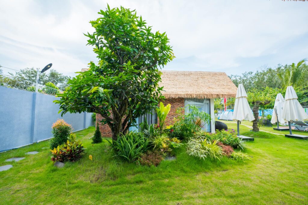 Rơm Nhân Tạo 2025 Mái Lá Ấn Tượng Cho Apple House & Coffee – Bà Rịa 6 Cót ép nhân tạo (hay còn gọi là mành cót ép nhân tạo) là vật liệu được sản xuất từ nhựa tổng hợp cao cấp, mô phỏng hoa văn và cấu trúc đan lát truyền thống như tre, nứa. Bề mặt cót được thiết kế giống như các mắt đan thật, nhưng khắc phục hoàn toàn nhược điểm của vật liệu tự nhiên như mục, mối mọt, cong vênh.