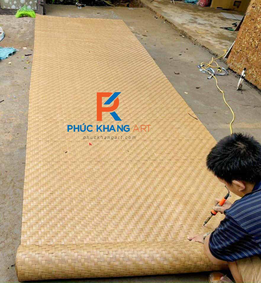 Sử dụng bút hàn nhiệt trước khi cắt Cót nhân tạo