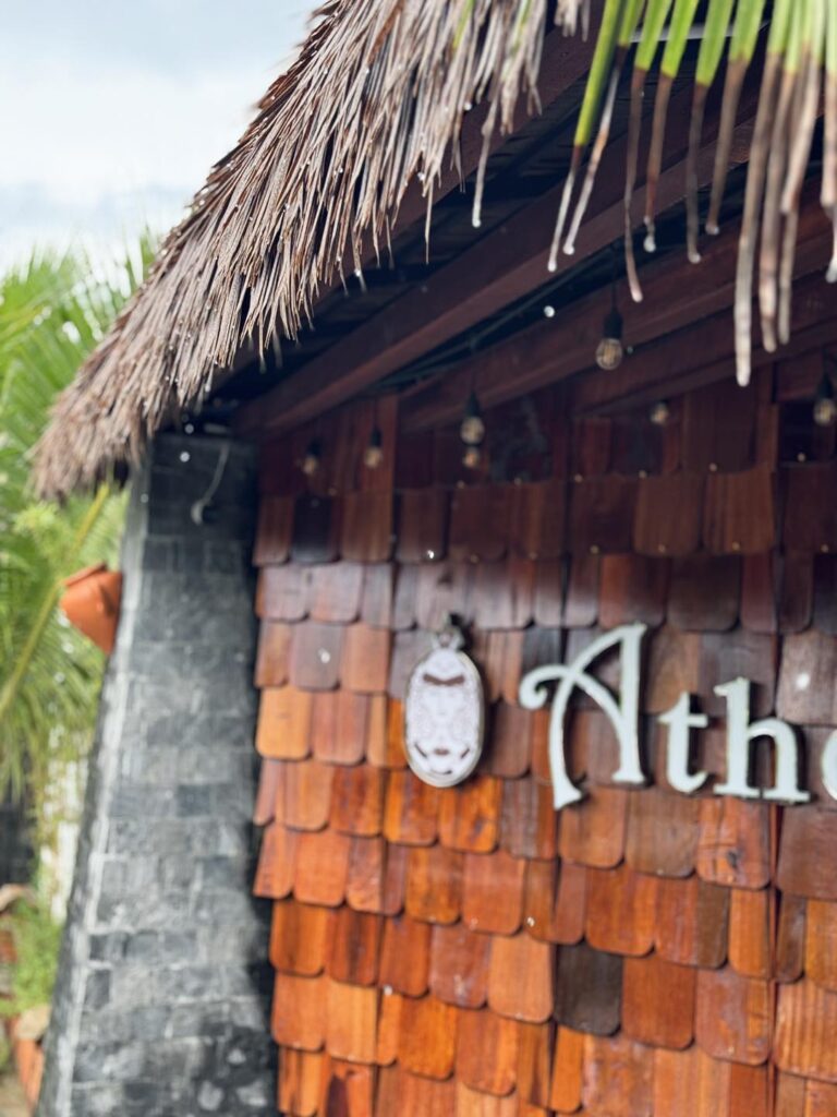 Khám Phá Không Gian Mái Rơm Nhân Tạo Đẹp Nhất 2025 Tại ATHENA COFFEE Gia Lai 3 Kết hợp hài hòa giữa gỗ tự nhiên và mái rơm nhân tạo tạo nên phong cách độc đáo cho không gian cafe sân vườn.