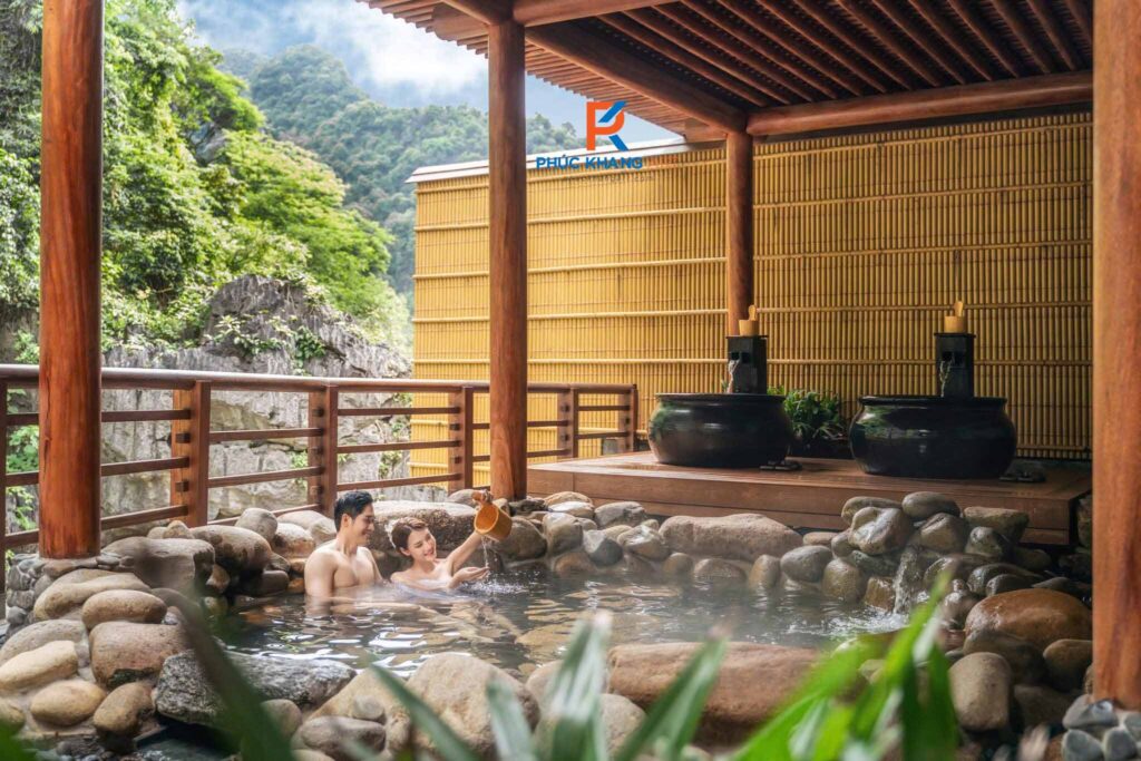 10 Lợi Ích Vượt Trội Của Tre Nhựa – Vật Liệu Thay Thế Hoàn Hảo Cho Tre Tự Nhiên 5 Khu nghỉ dưỡng sử dụng ốp tre nhựa tạo không gian gần gũi thiên nhiên.