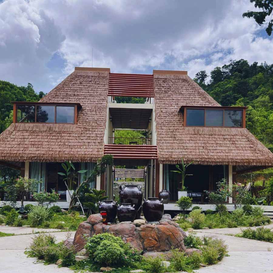 Homestay Crown A Lưới tin tưởng sử dụng rơm nhân tạo cho gần 1000m2 mái