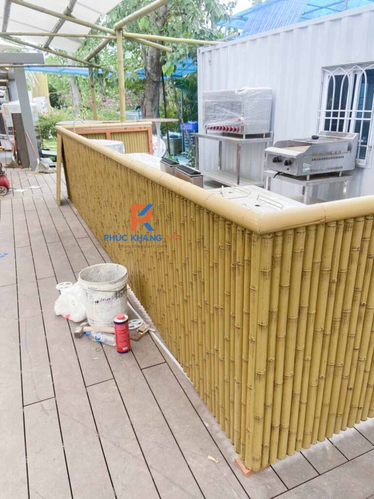 10 Lợi Ích Vượt Trội Của Tre Nhựa – Vật Liệu Thay Thế Hoàn Hảo Cho Tre Tự Nhiên 4 Quầy bar sân vườn được ốp tre nhựa tạo phong cách mộc mạc.