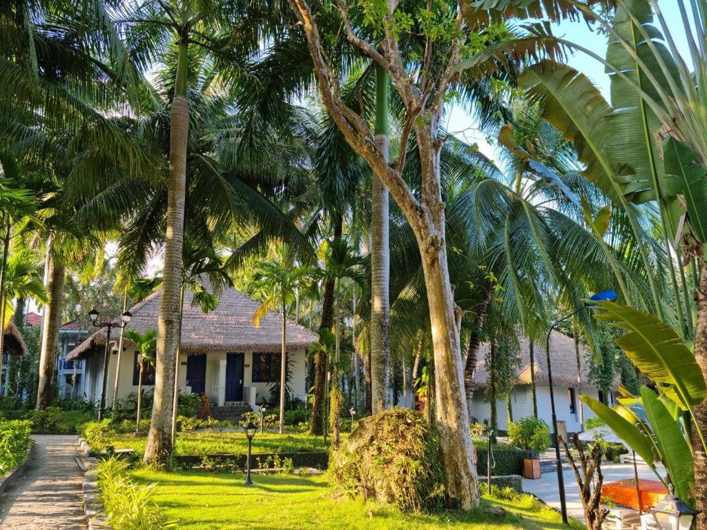 L’AZURE RESORT & SPA VÀ MÁI RƠM NHÂN TẠO | RƠM NHỰA NHÂN TẠO TẠI PHÚ QUỐC 2025 11 Rơm Nhựa Nhân Tạo – Điểm Nhấn Độc Đáo Tại L'Azure Resort & Spa Phú QuốcNằm giữa khung cảnh thiên nhiên tuyệt đẹp của Phú Quốc,
L'Azure Resort & Spa nổi bật với phong cách kiến trúc độc đáo, nơi rơm nhựa nhân tạo trở thành điểm nhấn trang trí ấn tượng.
Sử dụng rơm nhựa nhân tạo,
khu nghỉ dưỡng mang đến vẻ đẹp mộc mạc, thanh bình nhưng vẫn giữ được sự sang trọng và đẳng cấp của tiêu chuẩn 4 sao.
Các mái nhà lợp rơm nhân tạo không chỉ giúp chống nóng hiệu quả mà còn tạo nên phong cách gần gũi với thiên nhiên, hài hòa với cảnh sắc nhiệt đới của đảo ngọc.