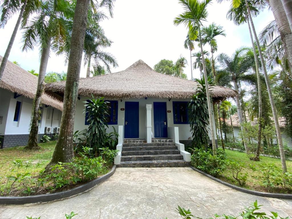 L’AZURE RESORT & SPA VÀ MÁI RƠM NHÂN TẠO | RƠM NHỰA NHÂN TẠO TẠI PHÚ QUỐC 2025 9 Mái tranh nhân tạo nổi bật giữa không gian yên bình