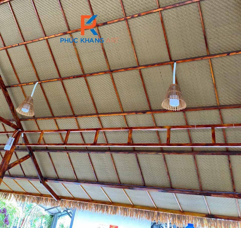Trần cót ép nhân tạo sau 2 năm sử dụng tại nhà hàng sân vườn - không gian mở