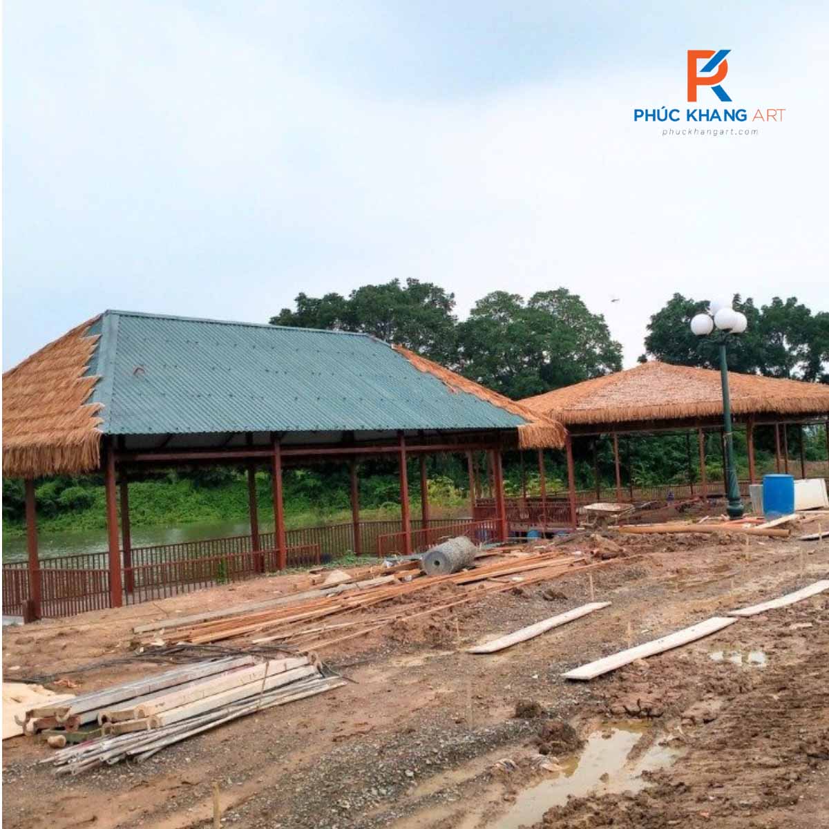 Công đoạn thi công mái lá nhân tạo trên nền mái tôn