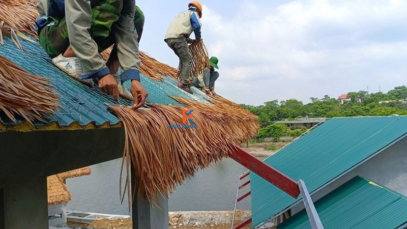 Mái Lá Nhân Tạo Chống Nóng Mái Tôn - Giải Pháp Hiệu Quả Cho Không Gian Sống Mát Mẻ 2025 13 Thi công diềm mái