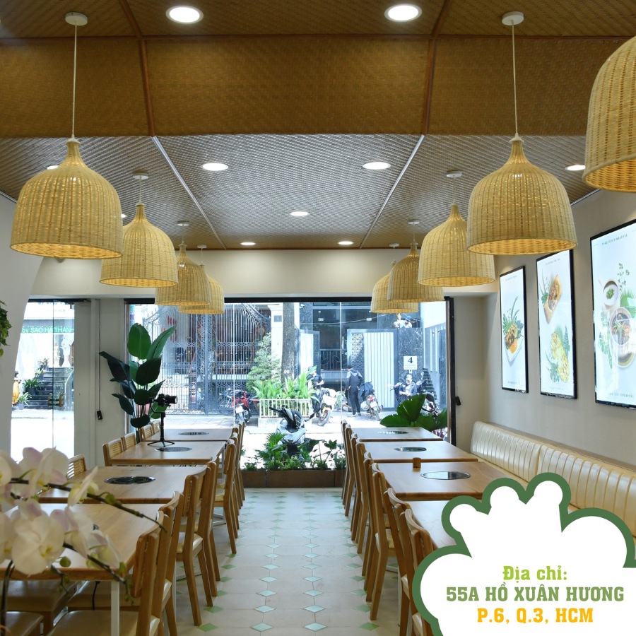 5 Ưu Điểm Khi Dùng Cót Ép Nhân Tạo Trang Trí Nhà Hàng Như Ếch Xanh 3 Góc nhìn tổng thể nhà hàng Ếch Xanh với trần cót ép nhựa và nội thất tối giản.
