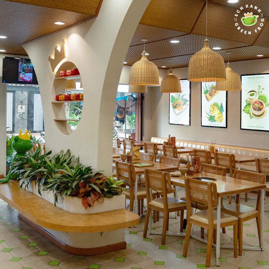 5 Ưu Điểm Khi Dùng Cót Ép Nhân Tạo Trang Trí Nhà Hàng Như Ếch Xanh 5 hu vực ngồi chờ và đón khách với trần nhà cót ép và đèn tre tại nhà hàng Ếch Xanh.