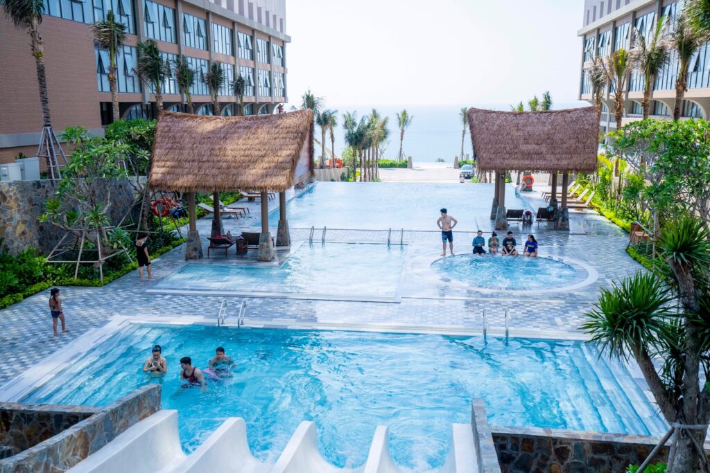 Mái Lá Nhân Tạo Bền Đẹp Cho Công Trình APEC Mũi Né 2025 5 Hệ thống hồ bơi resort nổi bật với chòi nghỉ mái lá nhân tạo, vừa thẩm mỹ vừa chống nắng bền bỉ cho không gian ngoài trời.