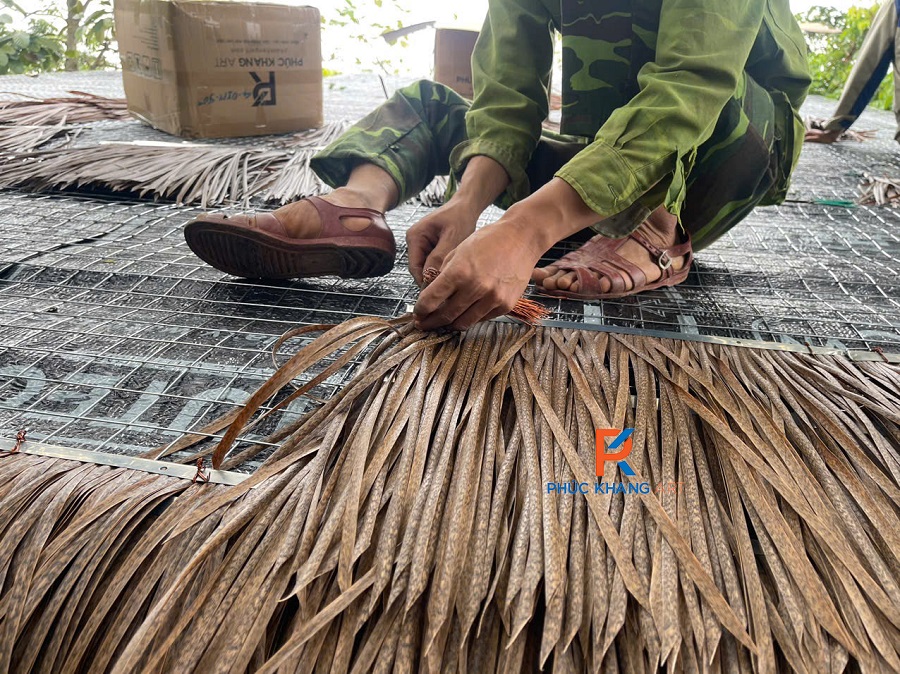 6 Câu Hỏi Thường Gặp Khi Chọn Mái Lá Nhân Tạo Cho Công Trình 4 Thao tác buộc rơm lên lưới thép cực đơn giản