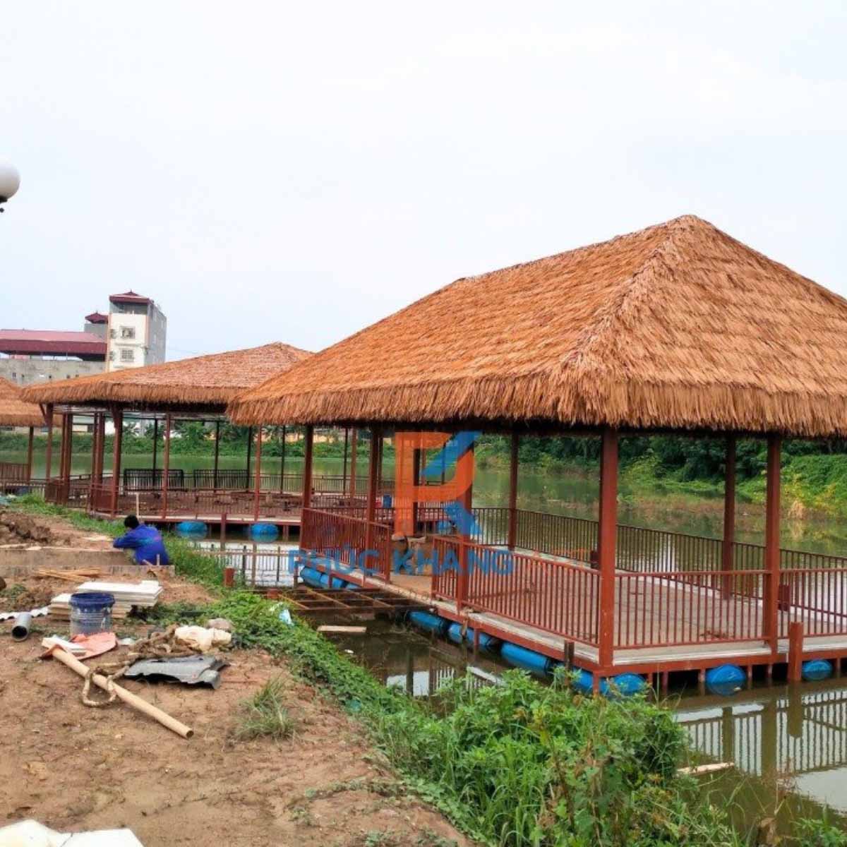 Một góc nhìn tổng thể các căn nhà bê nổi sau khi được lợp mái bằng rơm nhân tạo.