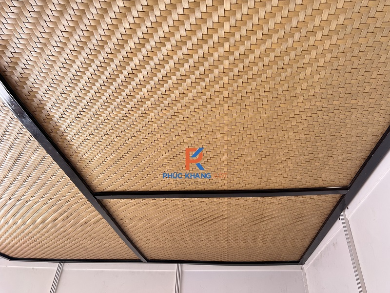 Khám Phá Dự Án Tại 3 Miền Sử Dụng Cót Tre Nhựa Tạo Điểm Nhấn Không Gian Mộc Mạc 4 Cận cảnh trần cót ép nhân tạo