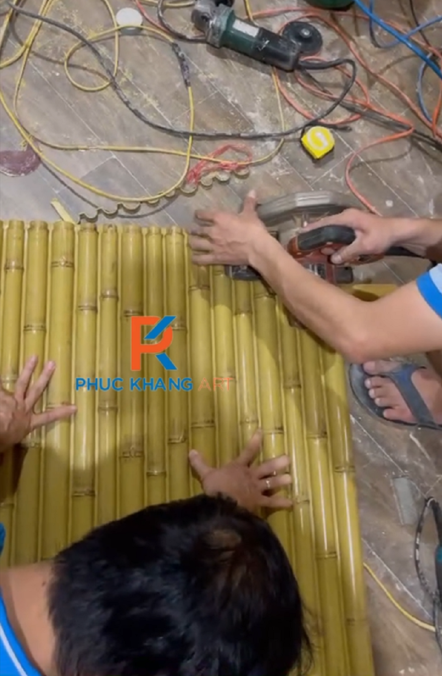 Cắt gọt tấm tre cho phù hợp với kích thước cần ốp