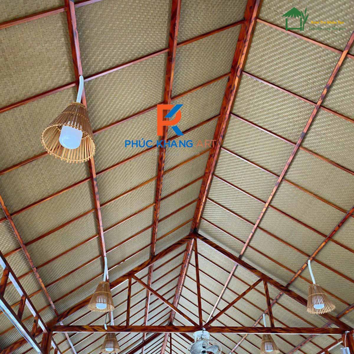 Trần nhà hàng sử dụng cót ép nhân tạo thi công hoàn thiện