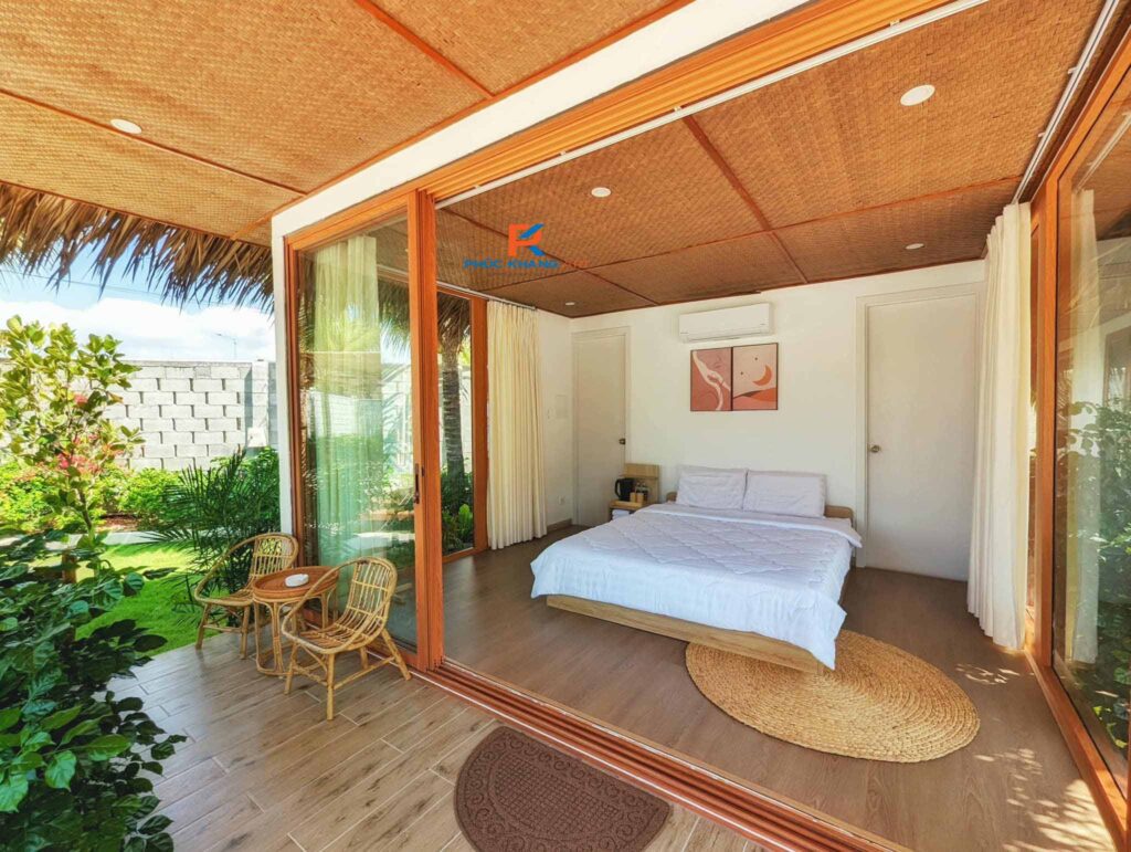 Cót ép nhân tạo ốp trần phòng ngủ resort, tạo cảm giác thư giãn và gần gũi với thiên nhiên.