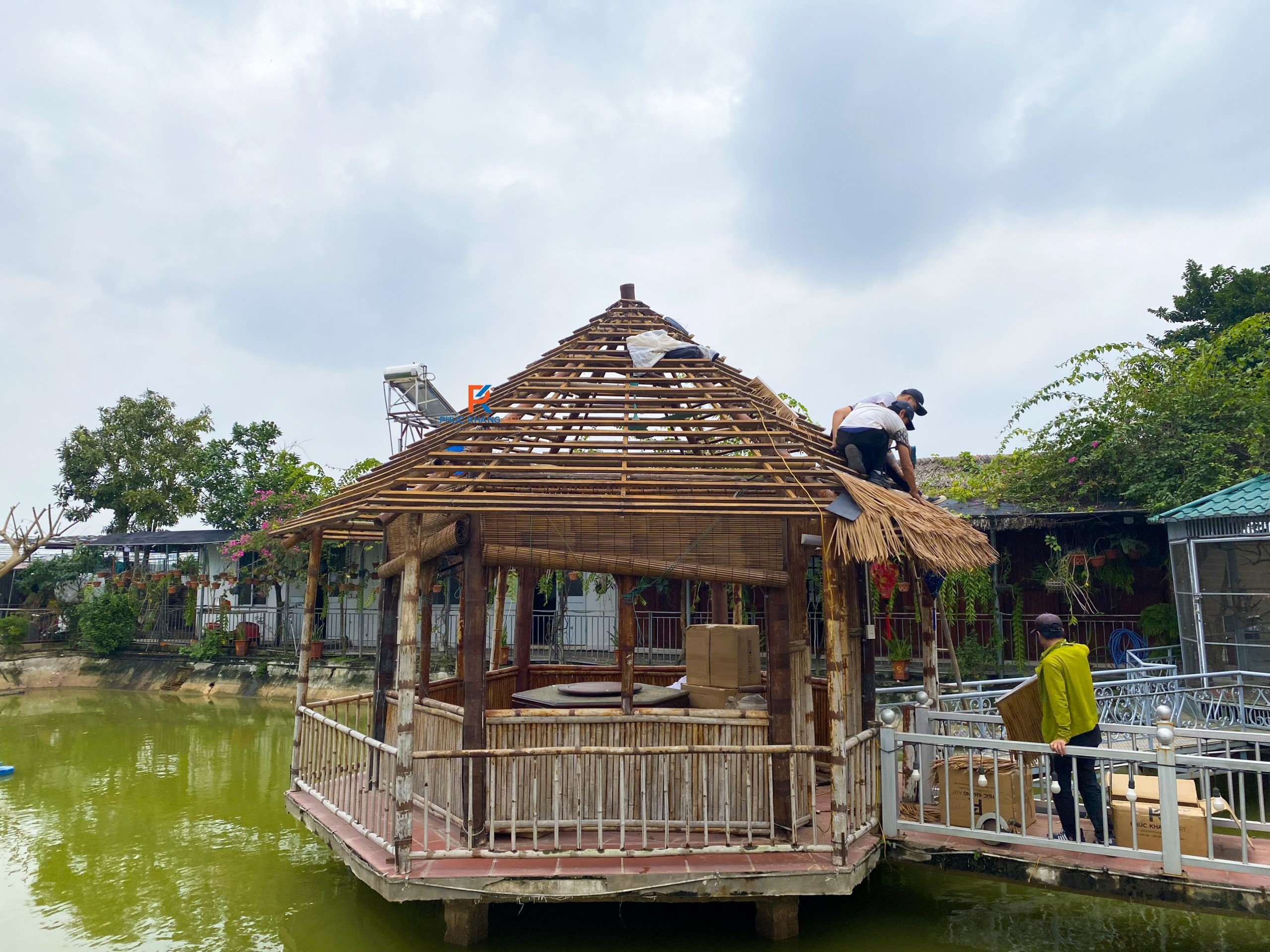 Chòi rơm nhân tạo là mô hình mái chòi sử dụng rơm nhân tạo – một loại vật liệu được làm từ nhựa tổng hợp hoặc sợi tổng hợp cao cấp, có khả năng mô phỏng hoàn hảo vẻ ngoài của rơm thật. Chòi rơm thường được dựng bằng khung thép, gỗ hoặc tre, phù hợp với phong cách kiến trúc mộc mạc, dân dã.