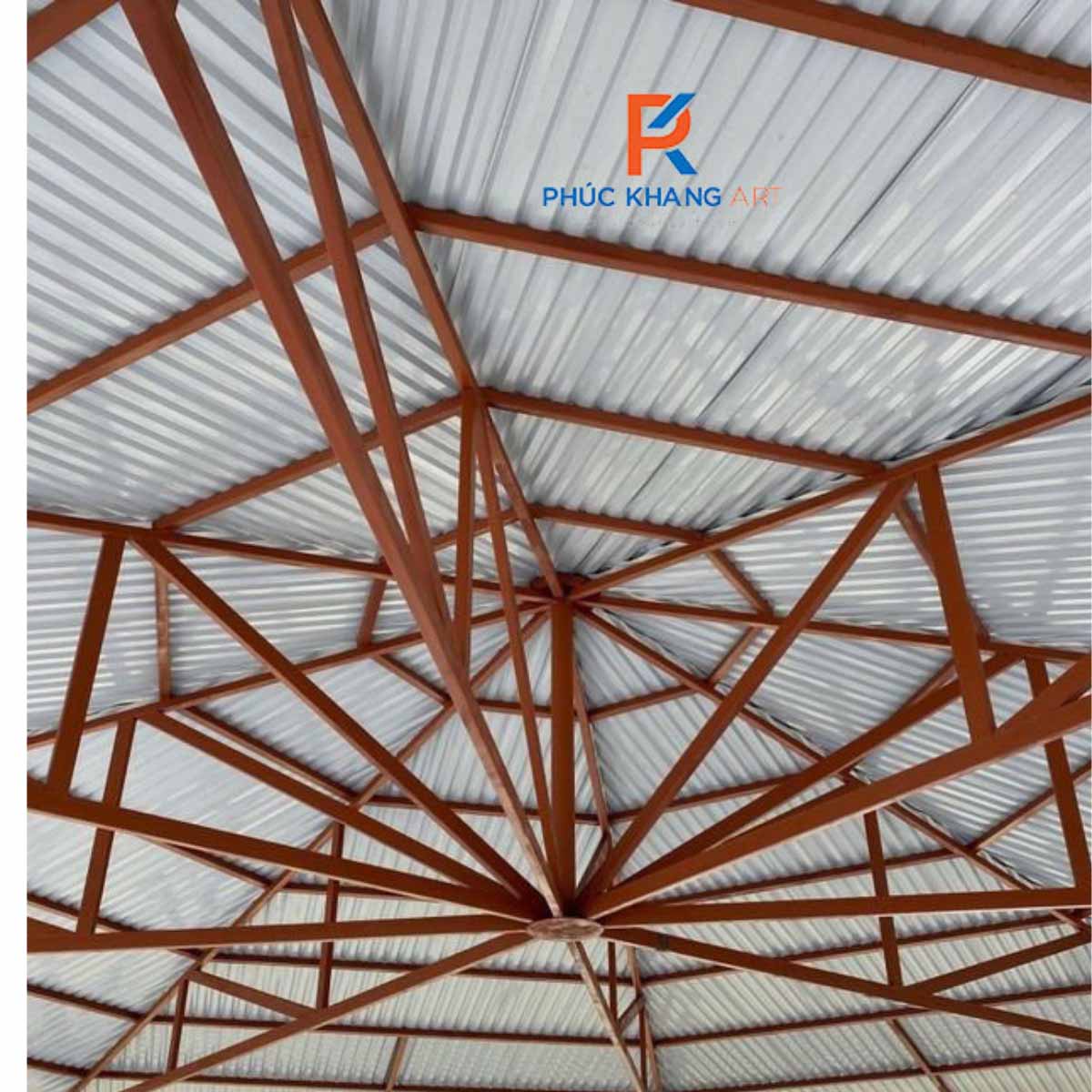 Cấu trúc mái tôn được dựng sẵn, chuẩn bị cho quá trình lợp rơm nhựa.