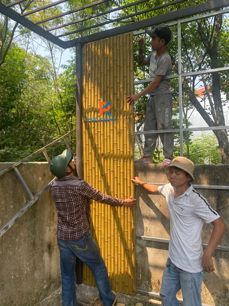 Đâu Là Lý Do Giúp Ván Nhựa Giả Tre Trở Thành Sự Lựa Chọn Tối Ưu Trong Lĩnh Vực Thiết Kế Cảnh Quan Năm 2025? 3 Thi công tấm tre nhân tạo trên hệ khung sắt