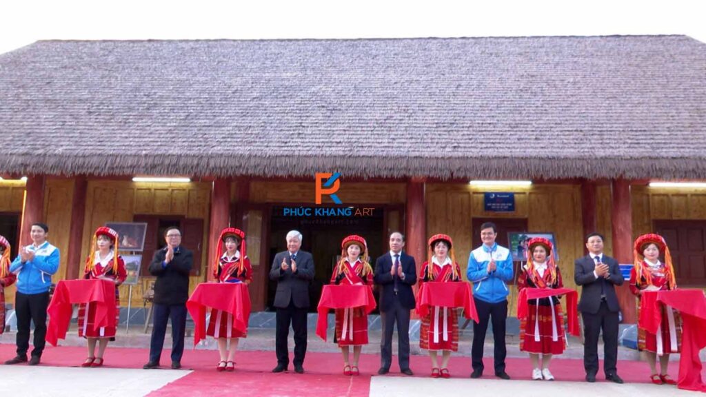 10 Lợi Ích Vượt Trội Của Rơm Nhân Tạo – Giải Pháp Mái Nhà Bền Đẹp Và Tiết Kiệm 1 Rơm nhân tạo được sử dụng rộng rãi trong các công trình