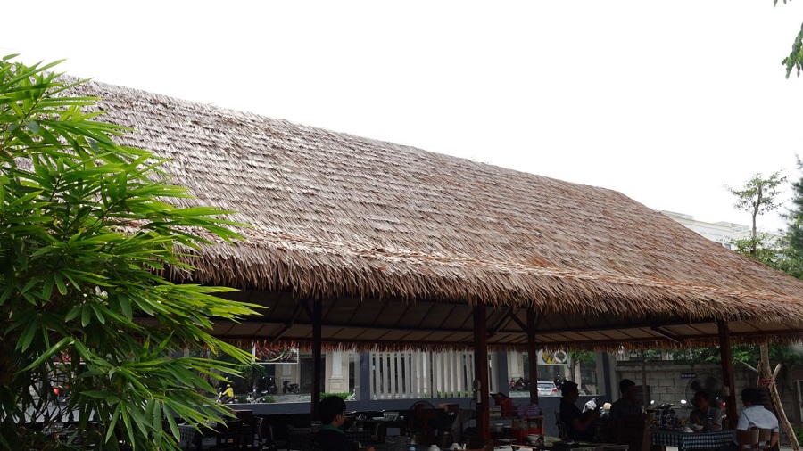 6 Câu Hỏi Thường Gặp Khi Chọn Mái Lá Nhân Tạo Cho Công Trình 2 Mái lá nhân tạo vẫn bền đẹp như mới sau 2 năm sử dụng