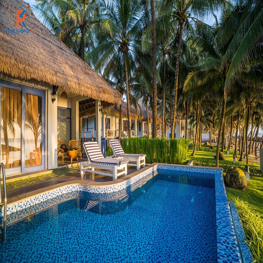 03 Lí Do Các Khu Nghỉ Dưỡng Hút Khách - Trong Đó Có Rơm Nhân Tạo? 1 Bungalow resort sử dụng mái rơm nhân tạo bên hồ bơi tạo nên không gian nghỉ dưỡng đậm chất nhiệt đới