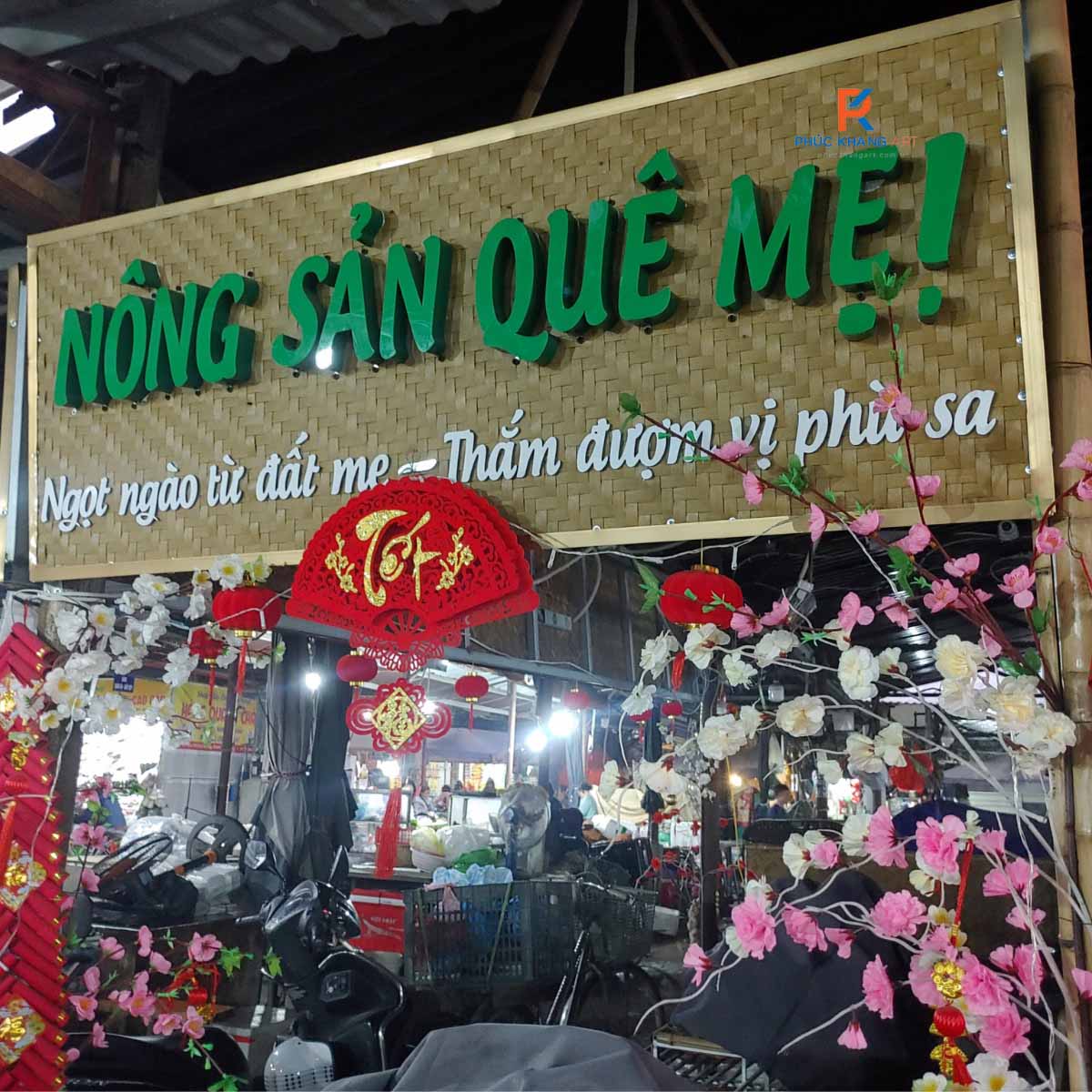Thi công mành nhân tạo trang trí biển hiệu nhà hàng