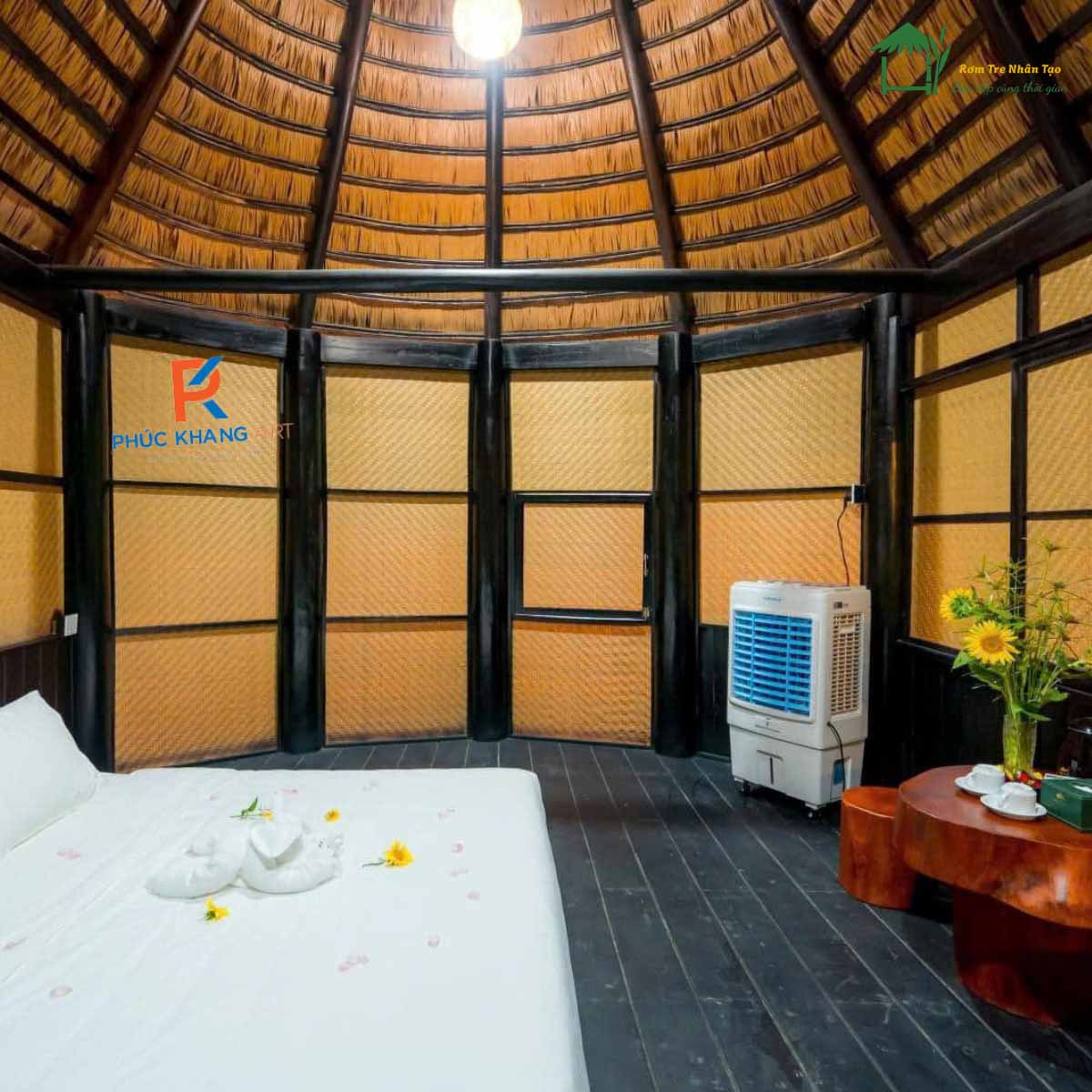 Ốp vách ngăn nhà hàng bằng mành nhân tạo