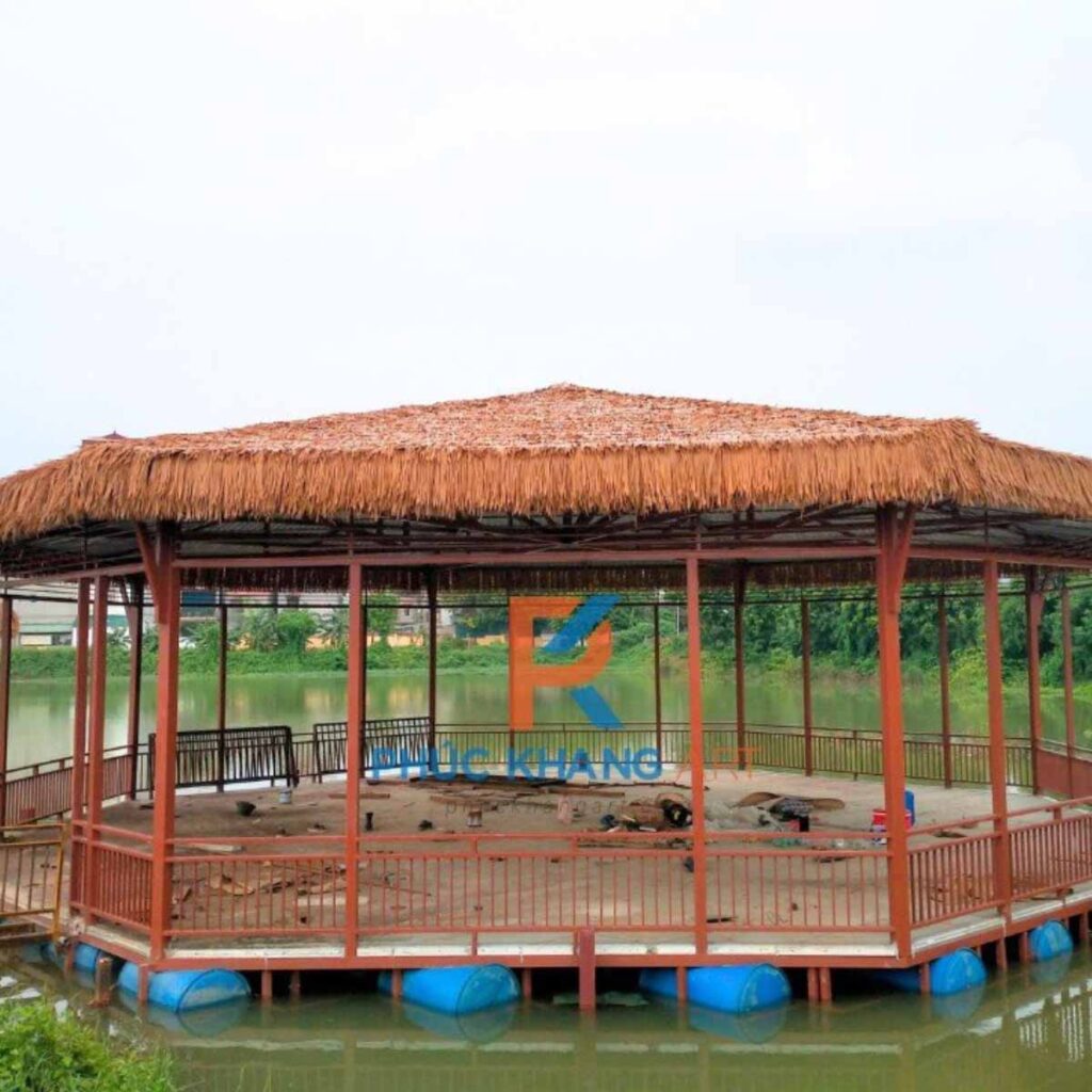 3 Lưu Ý Quan Trọng Khi Thi Công Mái Rơm Nhân Tạo Trên Bê Tông 7 Một trong những công trình nhà nổi đầu tiên tại Học viện Nông nghiệp hoàn tất với mái lá nhân tạo.