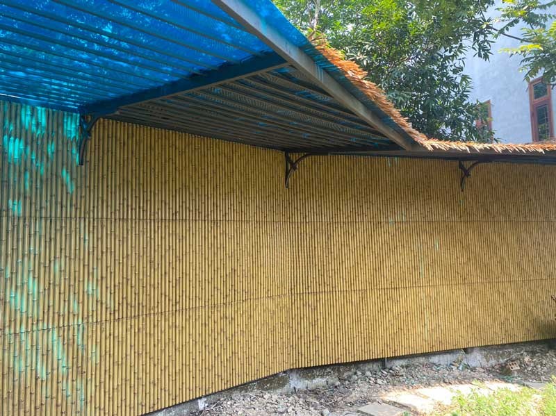 Hàng rào tre nhân tạo là một giải pháp trang trí hiện đại, thay thế hoàn hảo cho tre tự nhiên trong các công trình ngoài trời. Sản phẩm này thường được làm từ nhựa nguyên sinh HDPE, kết hợp với phụ gia chống tia UV, chống oxy hóa và tạo màu, giúp tăng độ bền và khả năng chịu thời tiết. Có hai loại phổ biến để thi công: tấm tre nhân tạo và ống tre nhân tạo, với mẫu mã, màu sắc đa dạng – từ màu tre tự nhiên đến các tùy chọn đặt hàng riêng.