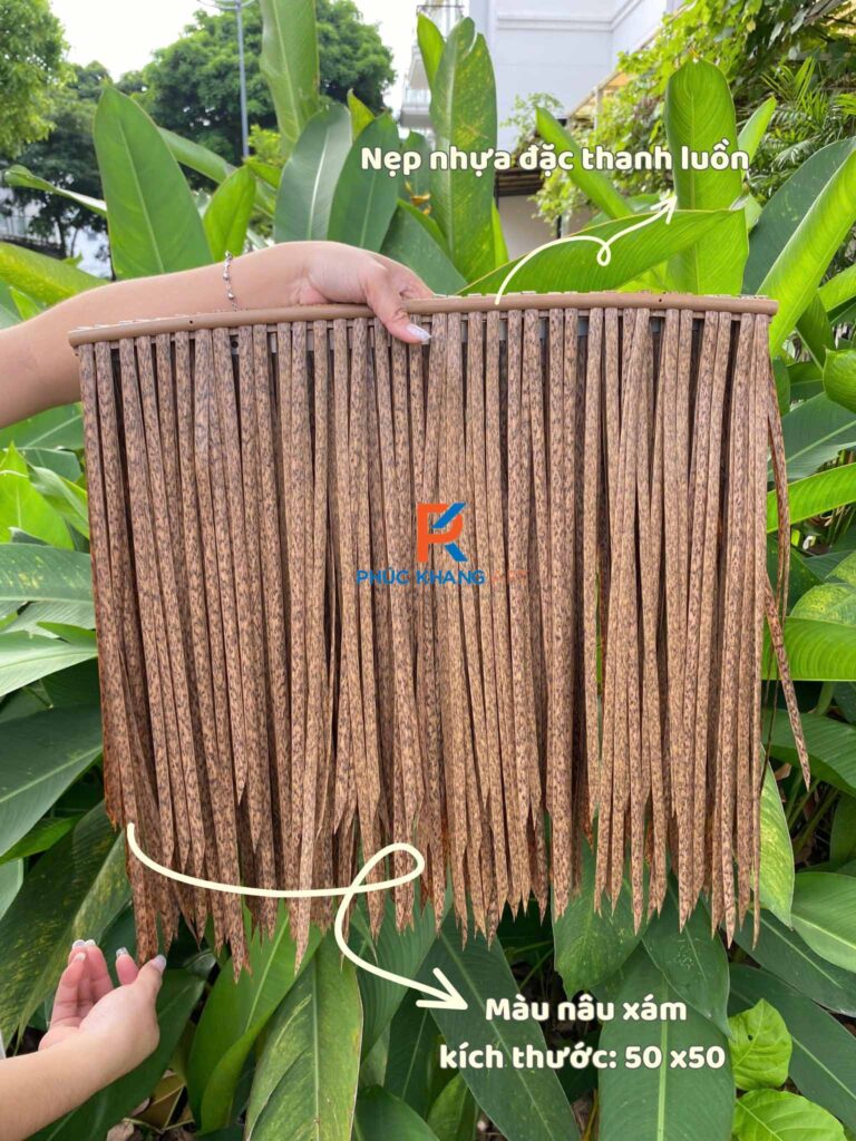 5 Bước Thi Công Mái Rơm Nhân Tạo Trên Mái Tôn Đơn Giản 1 Rơm nhân tạo HDPE mô phỏng giống rơm thật, độ bền cao, dùng lợp mái quán, resort.