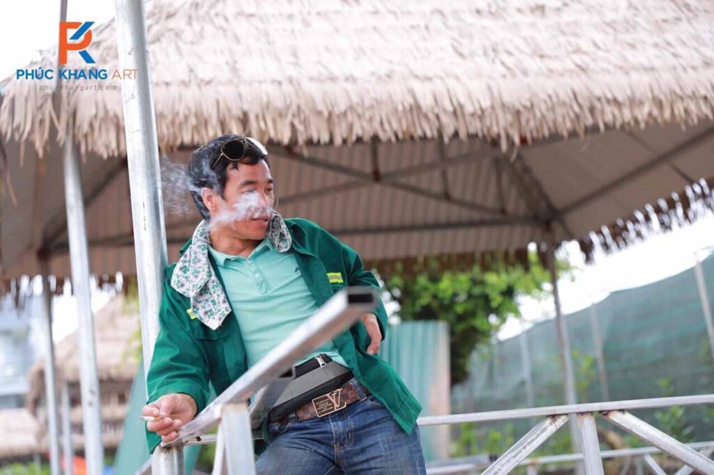 10 Lợi Ích Vượt Trội Của Rơm Nhân Tạo – Giải Pháp Mái Nhà Bền Đẹp Và Tiết Kiệm 3 Thợ hút thuốc lúc thi công rơm nhân tạo, minh chứng cho sự an toàn, thân thiện và thẩm mỹ của vật liệu.