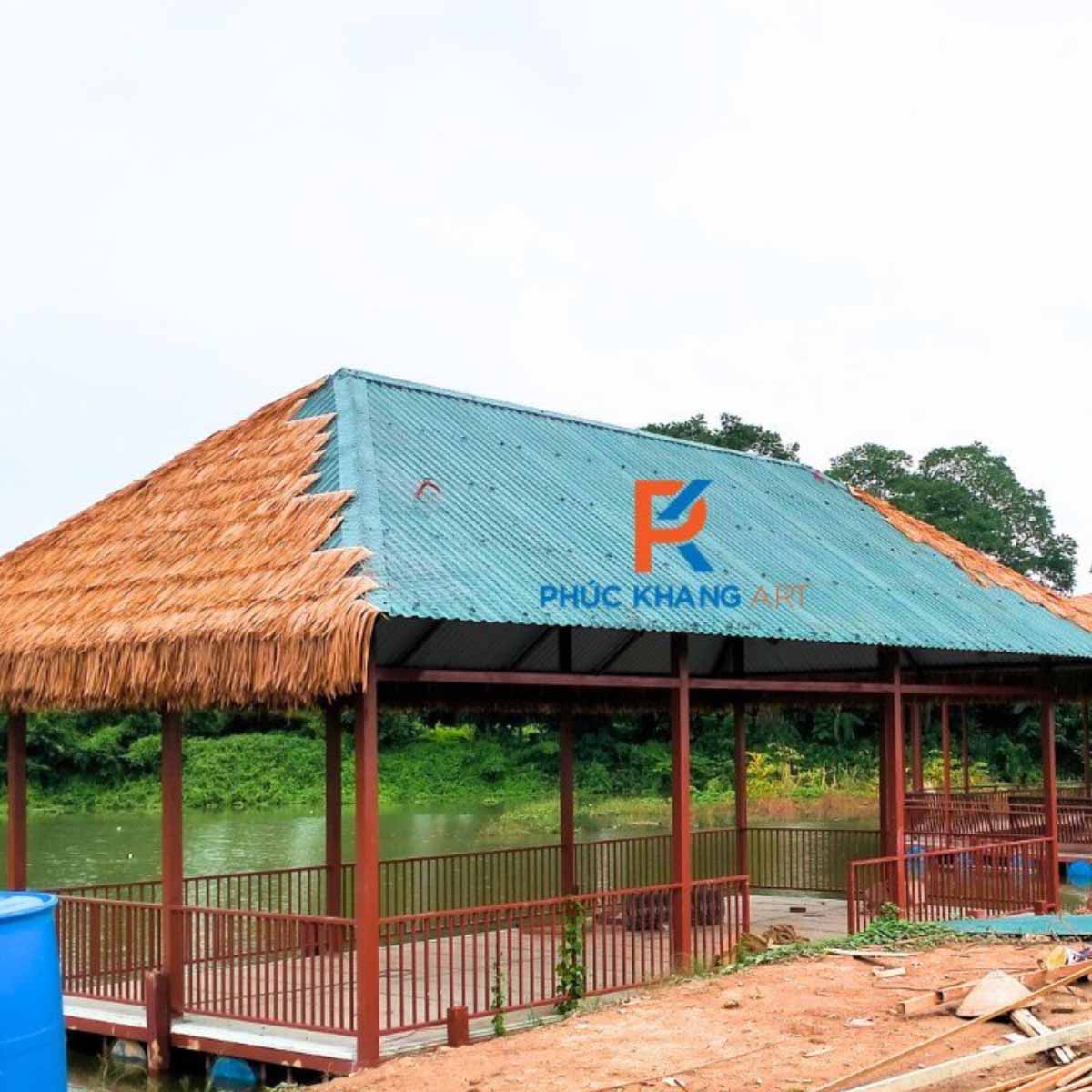 Rơm nhân tạo lợp trên mái tôn tại Học viện Nông nghiệp