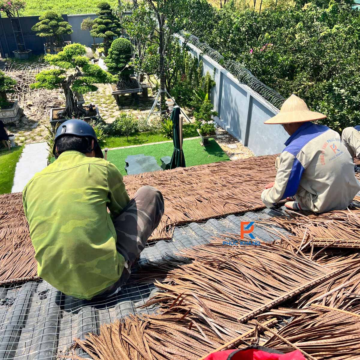Tranh Nhân Tạo Lợp Mái Tại Vân Đồn – Giải Pháp Rơm Nhân Tạo Cho Resort Bền Đẹp 8 Thợ thi công tranh nhân tạo mái resort