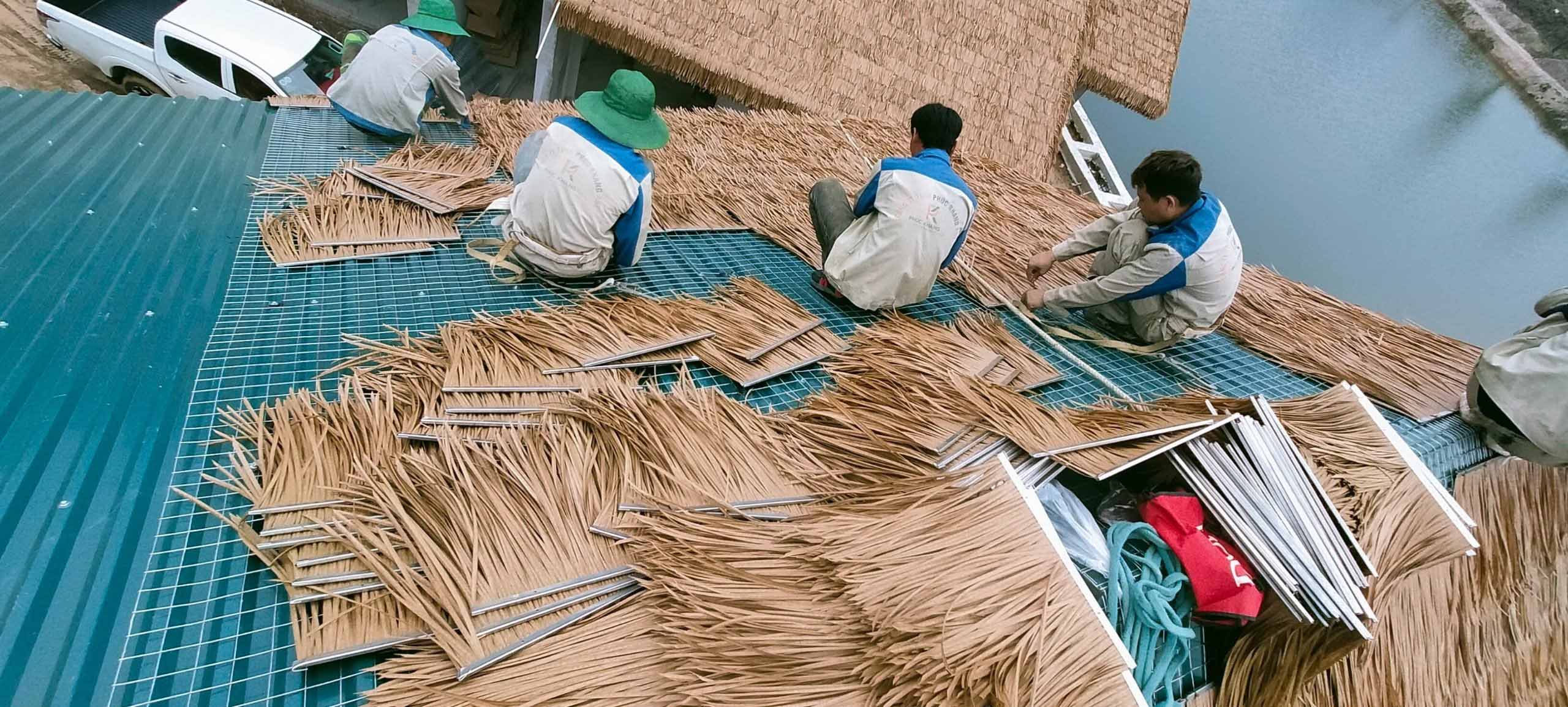 Mái Lá Nhân Tạo Chống Nóng Mái Tôn - Giải Pháp Hiệu Quả Cho Không Gian Sống Mát Mẻ 2025 1 Thi công rơm nhân tạo trên mái tôn có sẵn