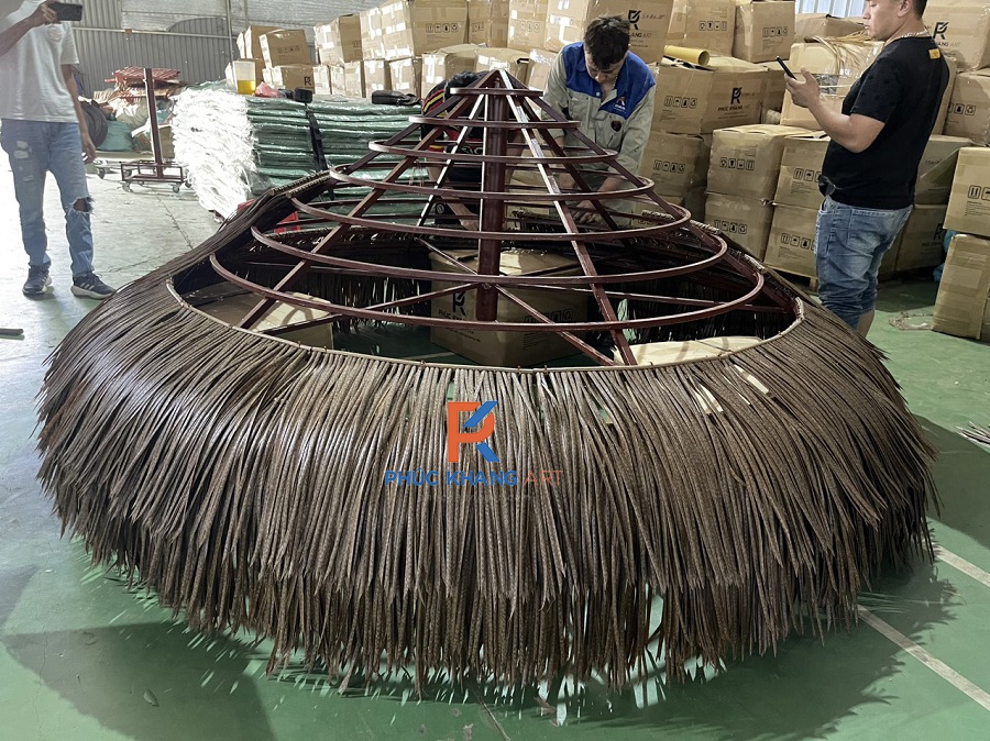 6 Câu Hỏi Thường Gặp Khi Chọn Mái Lá Nhân Tạo Cho Công Trình 5 Thi công ô dù có dạng tròn cần uốn cong tấm lá