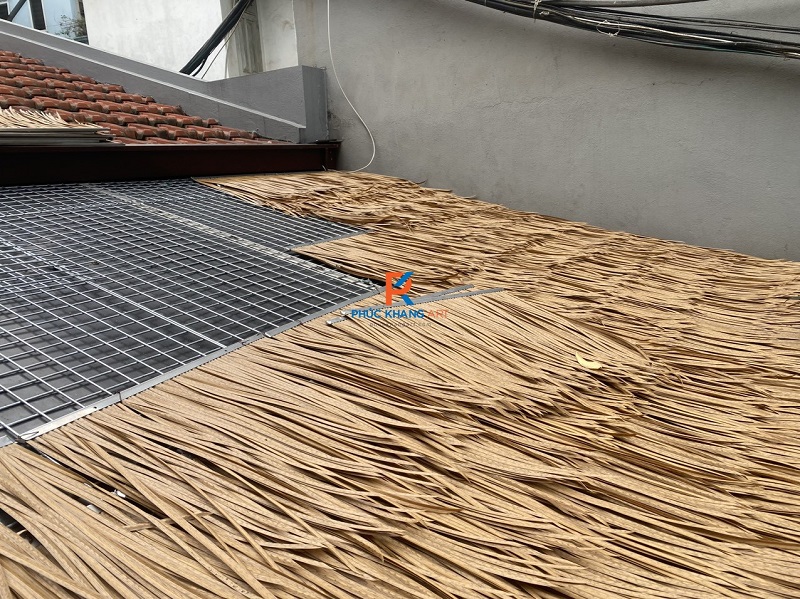6 Điều Bạn Cần Biết Trước Khi Thi Công Mái Tranh Nhân Tạo 4 thi cong tre mai phu